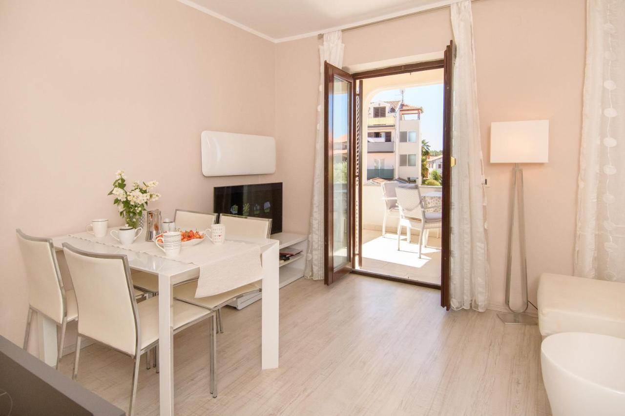 Apartments Dora Пореч Екстериор снимка